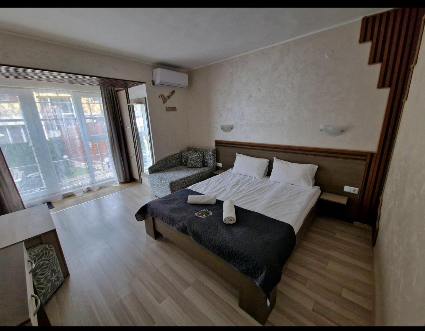 Guest House Simon Green Balcic Exterior foto