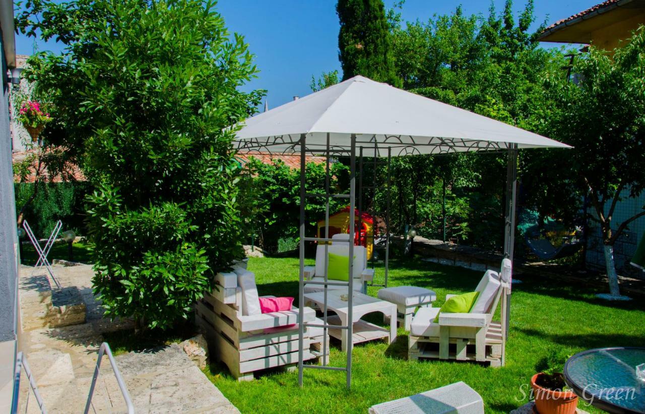 Guest House Simon Green Balcic Exterior foto